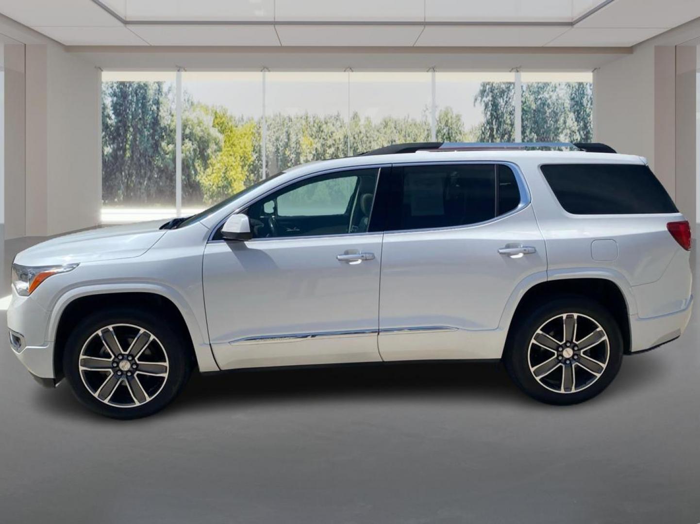 2018 WHITE GMC ACADIA DENALI (1GKKNXLS8JZ) with an 3.6L engine, Automatic transmission, located at 908 SE 14th Street, Des Moines, IA, 50317, (515) 281-0330, 41.580303, -93.597046 - Photo#5