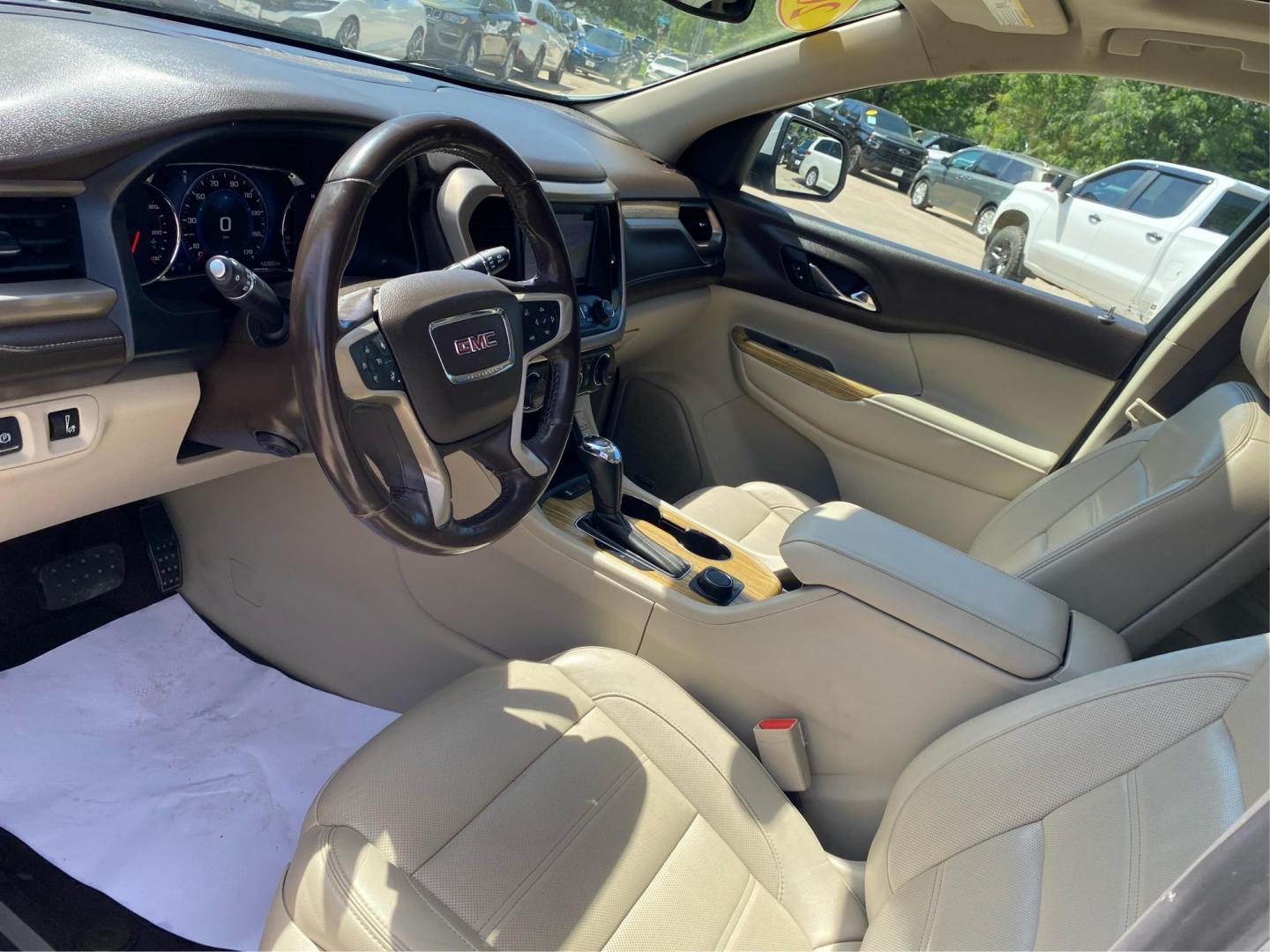 2018 WHITE GMC ACADIA DENALI (1GKKNXLS8JZ) with an 3.6L engine, Automatic transmission, located at 908 SE 14th Street, Des Moines, IA, 50317, (515) 281-0330, 41.580303, -93.597046 - Photo#8