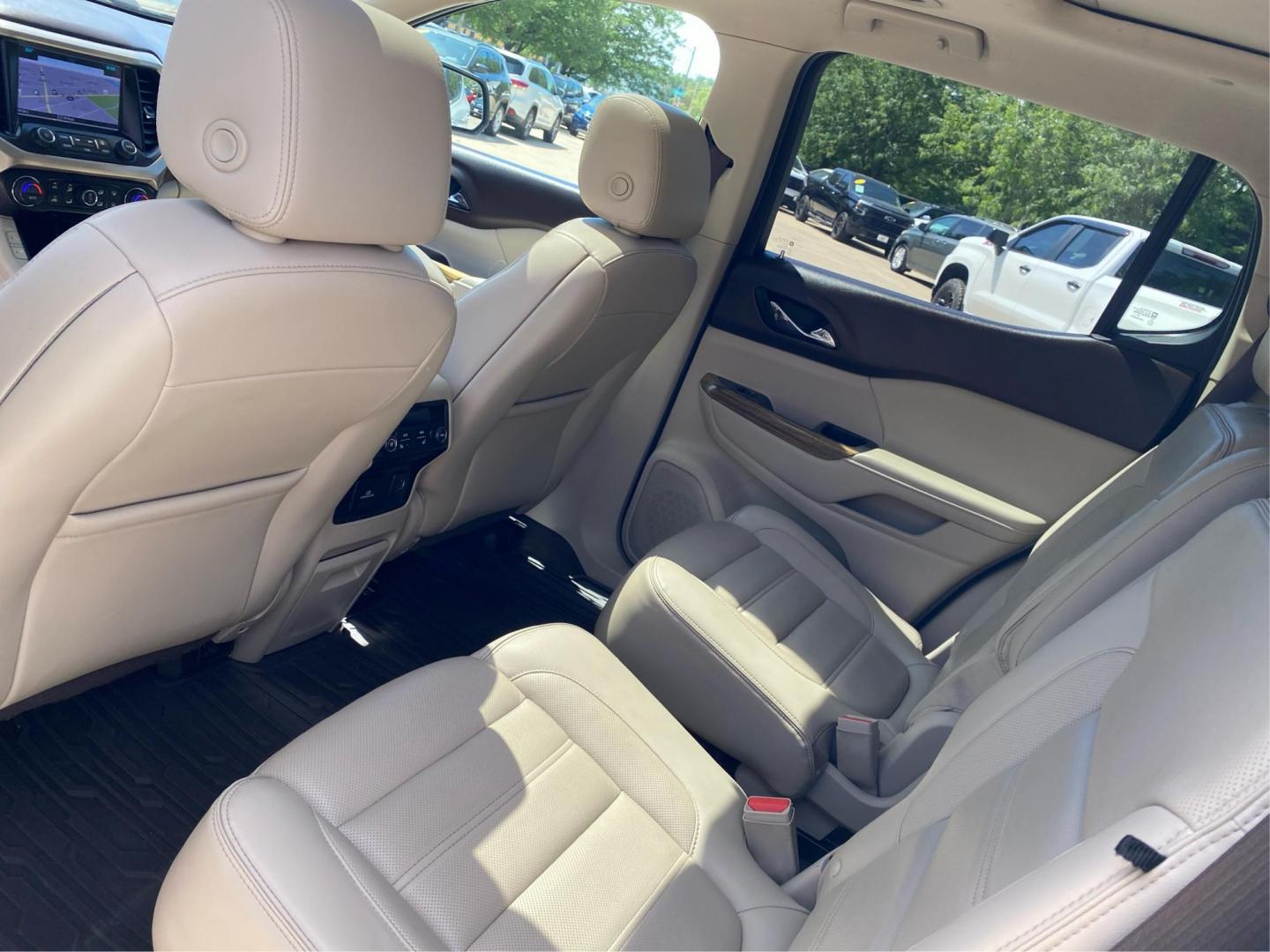 2018 WHITE GMC ACADIA DENALI (1GKKNXLS8JZ) with an 3.6L engine, Automatic transmission, located at 908 SE 14th Street, Des Moines, IA, 50317, (515) 281-0330, 41.580303, -93.597046 - Photo#9