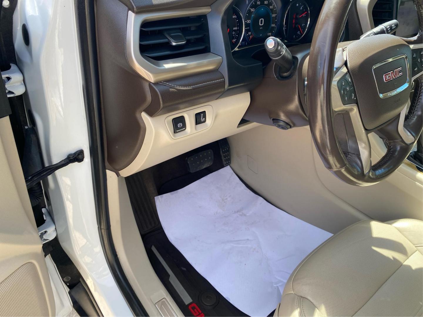 2018 WHITE GMC ACADIA DENALI (1GKKNXLS8JZ) with an 3.6L engine, Automatic transmission, located at 908 SE 14th Street, Des Moines, IA, 50317, (515) 281-0330, 41.580303, -93.597046 - Photo#17