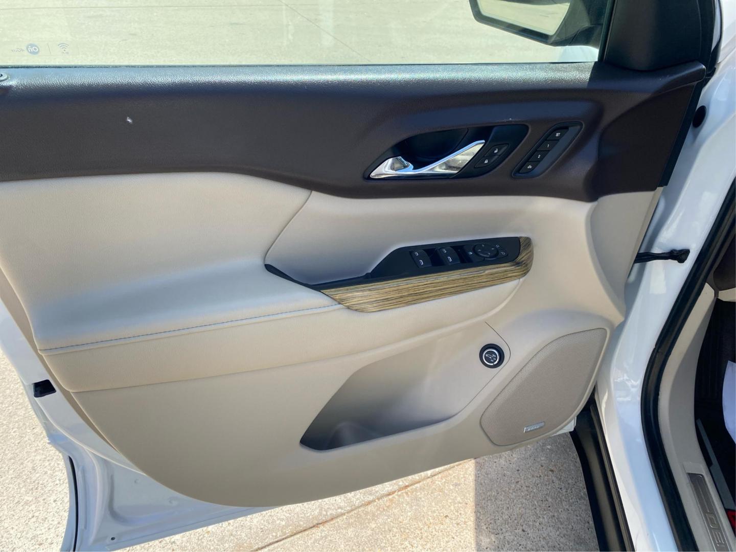 2018 WHITE GMC ACADIA DENALI (1GKKNXLS8JZ) with an 3.6L engine, Automatic transmission, located at 908 SE 14th Street, Des Moines, IA, 50317, (515) 281-0330, 41.580303, -93.597046 - Photo#19