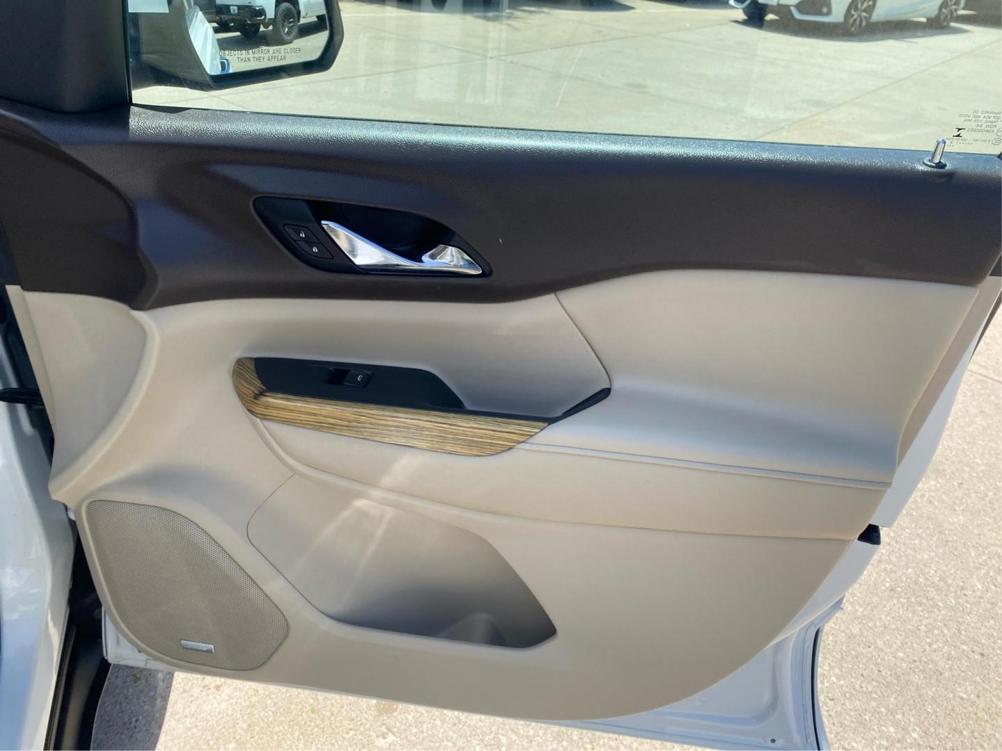 2018 WHITE GMC ACADIA DENALI (1GKKNXLS8JZ) with an 3.6L engine, Automatic transmission, located at 908 SE 14th Street, Des Moines, IA, 50317, (515) 281-0330, 41.580303, -93.597046 - Photo#20
