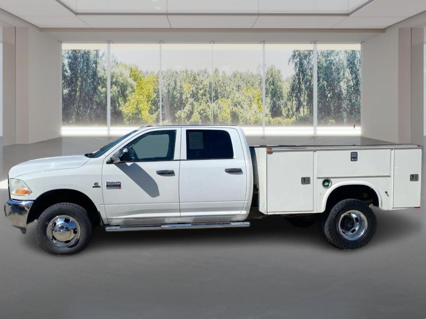 2012 WHITE DODGE RAM 3500 ST RACKS and TOOL BOX (3C63DRGL4CG) with an 6.7L engine, Automatic transmission, located at 908 SE 14th Street, Des Moines, IA, 50317, (515) 281-0330, 41.580303, -93.597046 - Photo#5