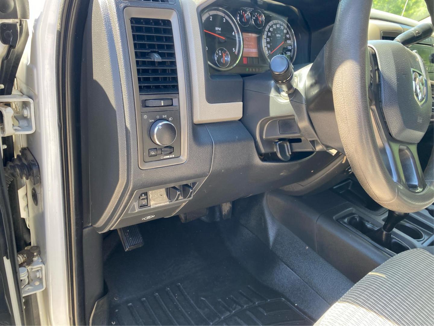 2012 WHITE DODGE RAM 3500 ST RACKS and TOOL BOX (3C63DRGL4CG) with an 6.7L engine, Automatic transmission, located at 908 SE 14th Street, Des Moines, IA, 50317, (515) 281-0330, 41.580303, -93.597046 - Photo#17