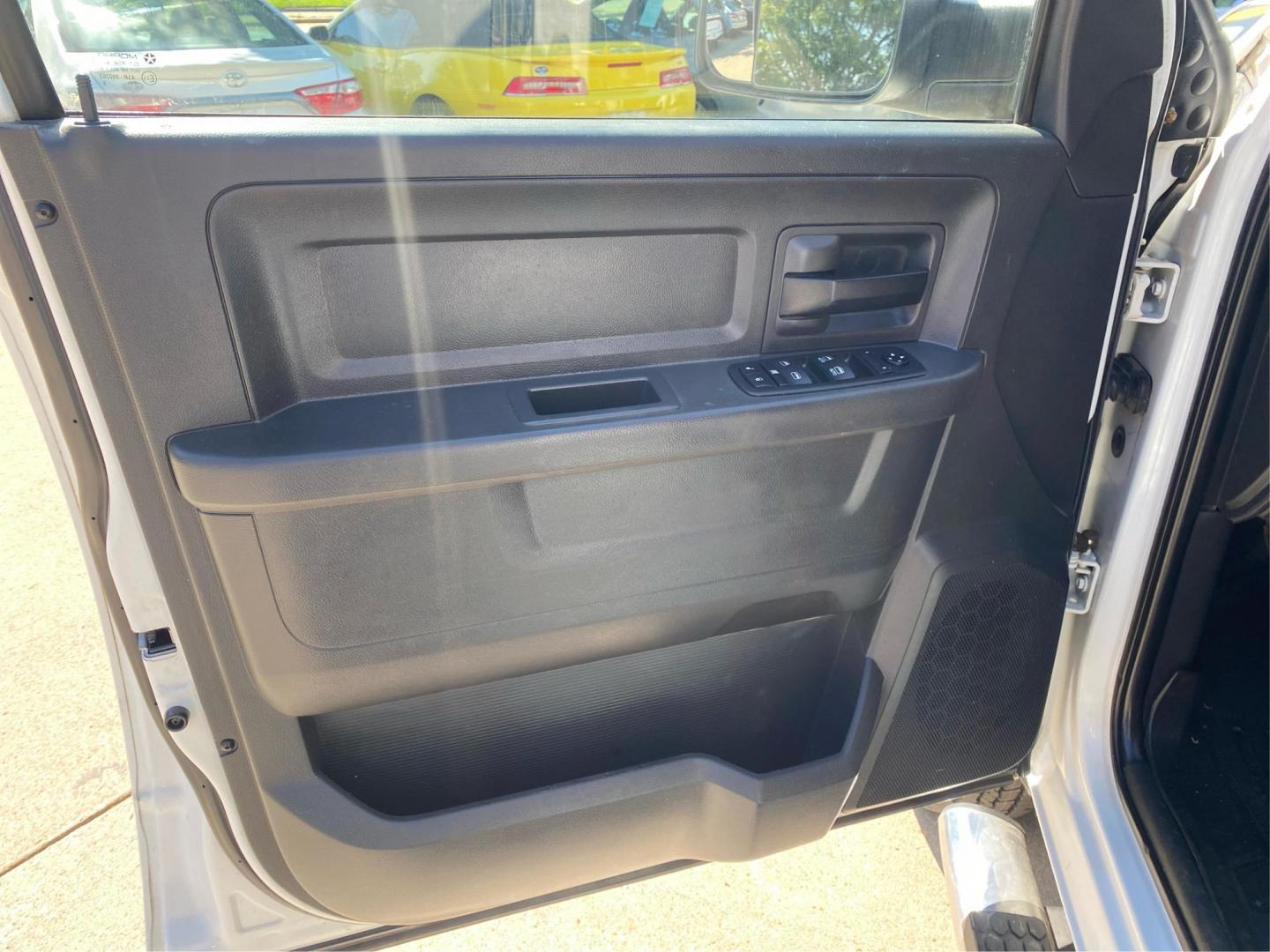 2012 WHITE DODGE RAM 3500 ST RACKS and TOOL BOX (3C63DRGL4CG) with an 6.7L engine, Automatic transmission, located at 908 SE 14th Street, Des Moines, IA, 50317, (515) 281-0330, 41.580303, -93.597046 - Photo#18