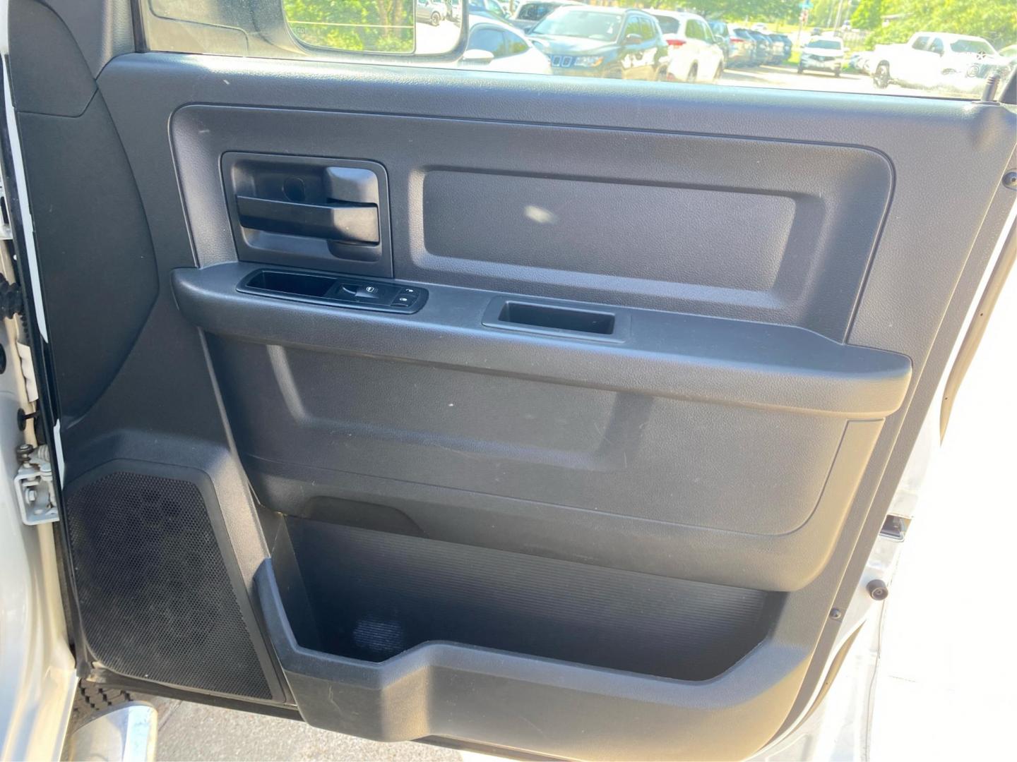 2012 WHITE DODGE RAM 3500 ST RACKS and TOOL BOX (3C63DRGL4CG) with an 6.7L engine, Automatic transmission, located at 908 SE 14th Street, Des Moines, IA, 50317, (515) 281-0330, 41.580303, -93.597046 - Photo#19