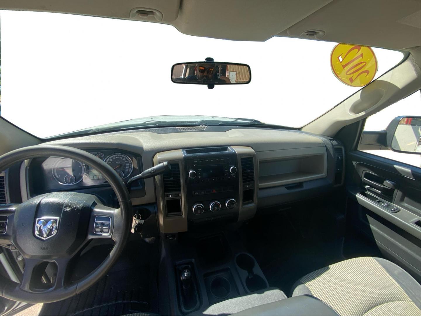 2012 WHITE DODGE RAM 3500 ST RACKS and TOOL BOX (3C63DRGL4CG) with an 6.7L engine, Automatic transmission, located at 908 SE 14th Street, Des Moines, IA, 50317, (515) 281-0330, 41.580303, -93.597046 - Photo#21