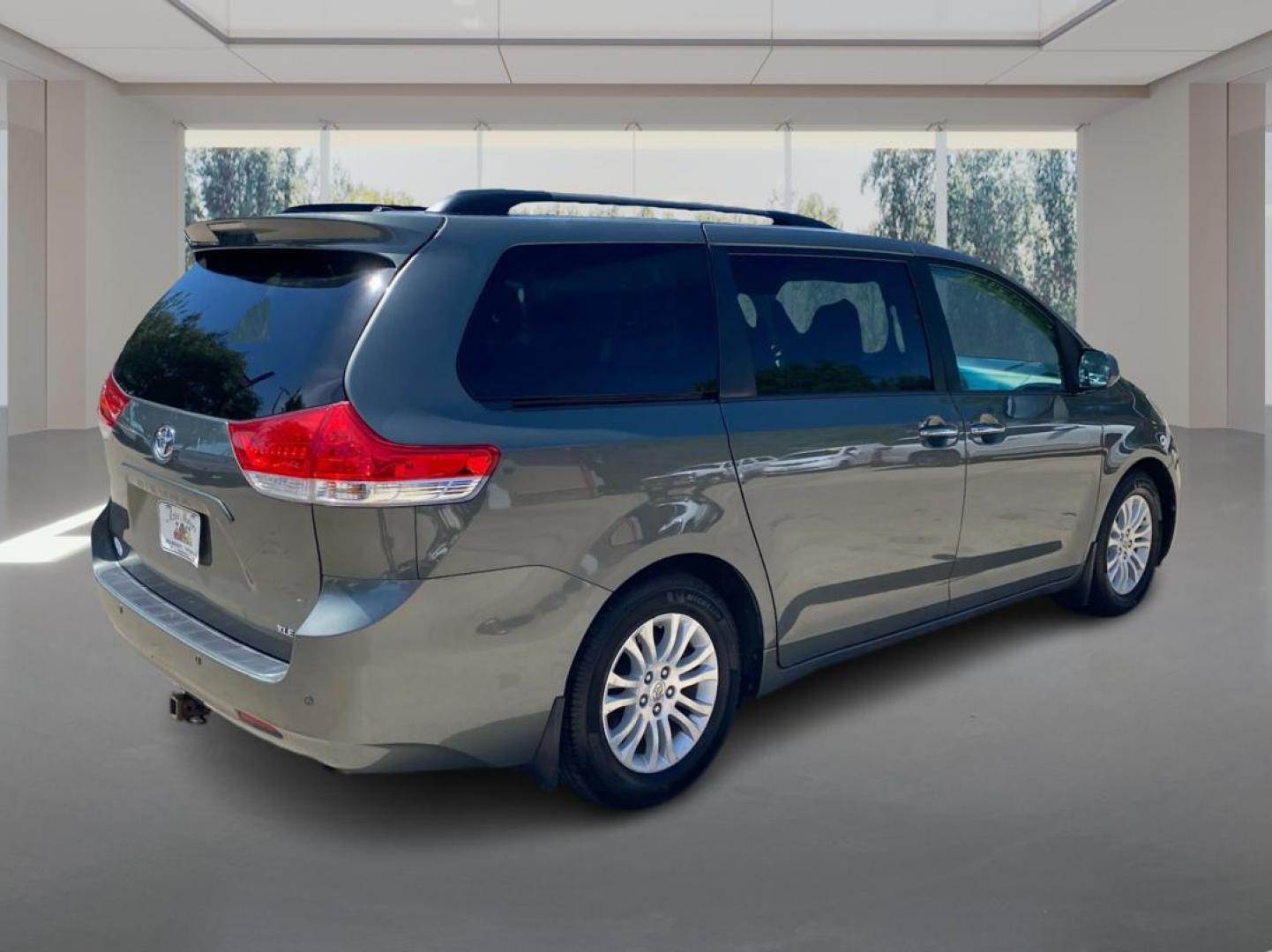 2012 GRAY TOYOTA SIENNA XLE (5TDYK3DC0CS) with an 3.5L engine, Automatic transmission, located at 908 SE 14th Street, Des Moines, IA, 50317, (515) 281-0330, 41.580303, -93.597046 - Photo#2