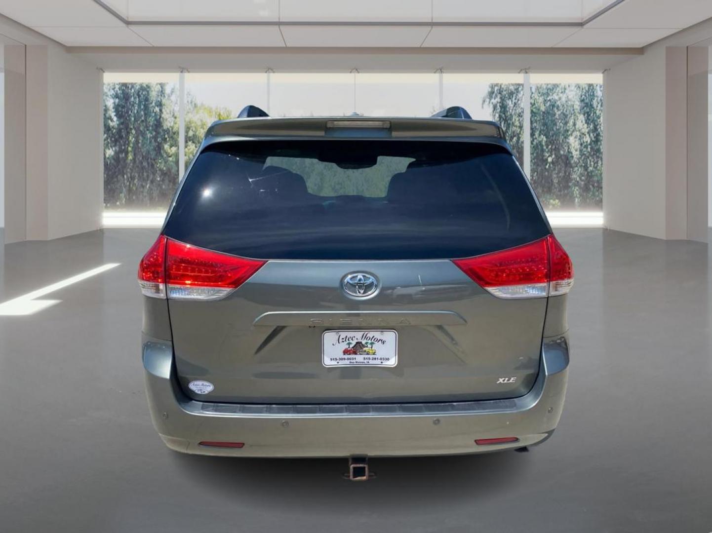 2012 GRAY TOYOTA SIENNA XLE (5TDYK3DC0CS) with an 3.5L engine, Automatic transmission, located at 908 SE 14th Street, Des Moines, IA, 50317, (515) 281-0330, 41.580303, -93.597046 - Photo#3