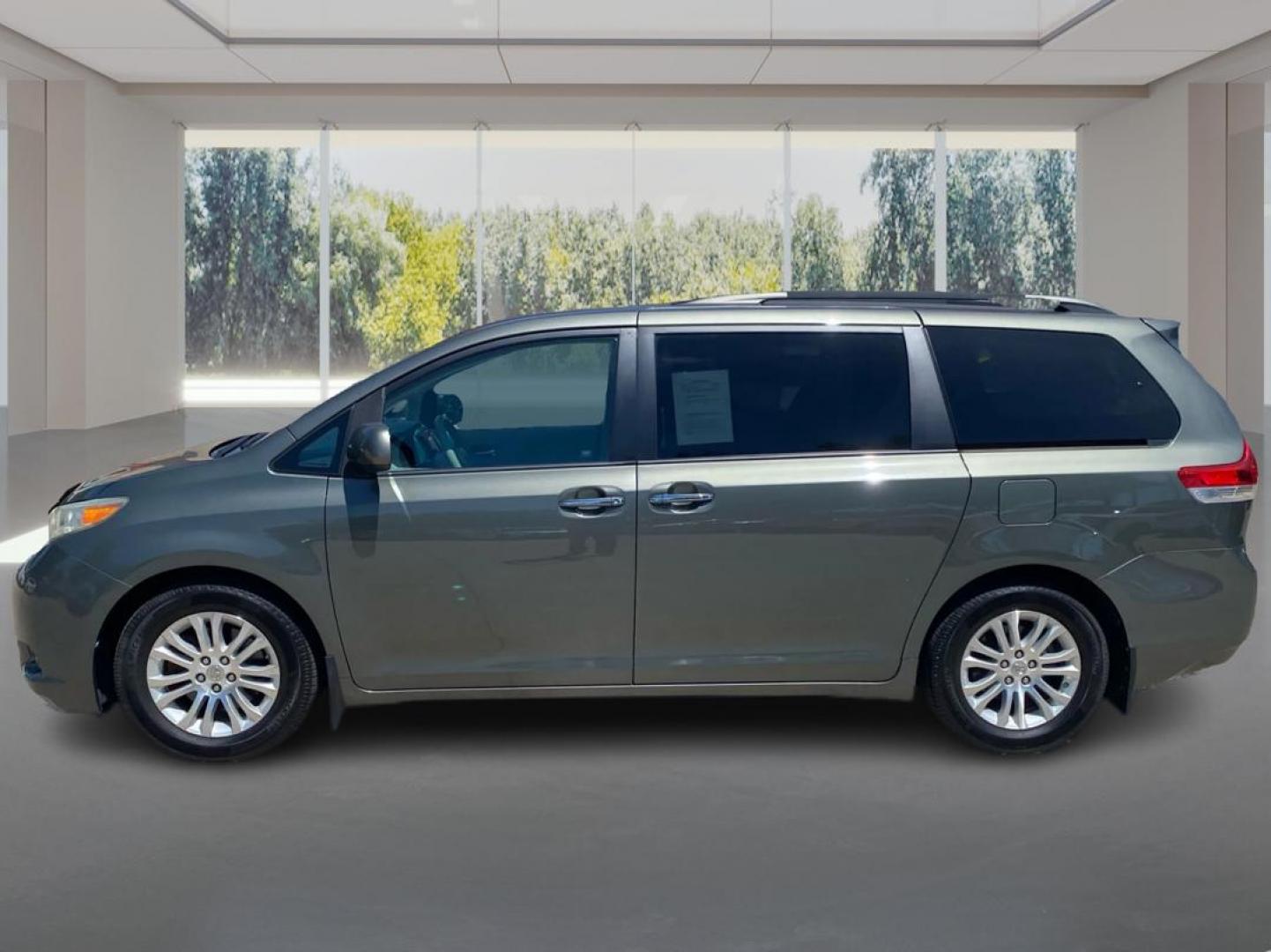 2012 GRAY TOYOTA SIENNA XLE (5TDYK3DC0CS) with an 3.5L engine, Automatic transmission, located at 908 SE 14th Street, Des Moines, IA, 50317, (515) 281-0330, 41.580303, -93.597046 - Photo#5