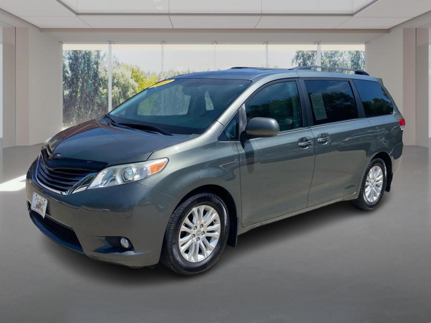2012 GRAY TOYOTA SIENNA XLE (5TDYK3DC0CS) with an 3.5L engine, Automatic transmission, located at 908 SE 14th Street, Des Moines, IA, 50317, (515) 281-0330, 41.580303, -93.597046 - Photo#7