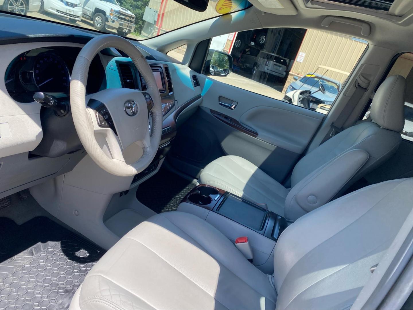 2012 GRAY TOYOTA SIENNA XLE (5TDYK3DC0CS) with an 3.5L engine, Automatic transmission, located at 908 SE 14th Street, Des Moines, IA, 50317, (515) 281-0330, 41.580303, -93.597046 - Photo#8