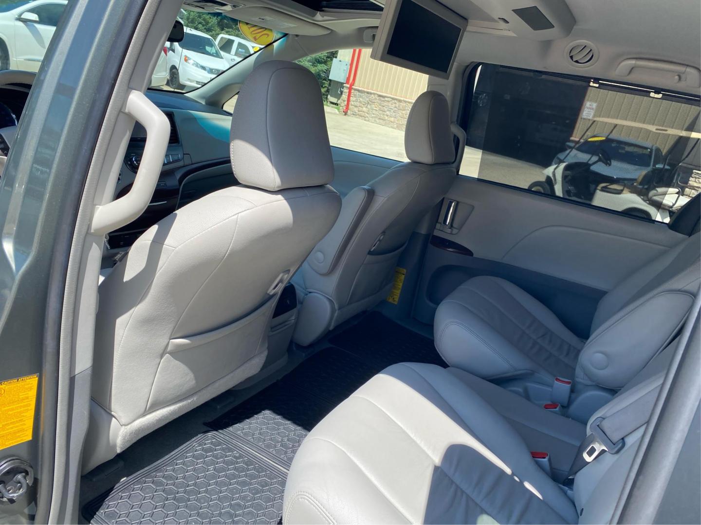 2012 GRAY TOYOTA SIENNA XLE (5TDYK3DC0CS) with an 3.5L engine, Automatic transmission, located at 908 SE 14th Street, Des Moines, IA, 50317, (515) 281-0330, 41.580303, -93.597046 - Photo#9