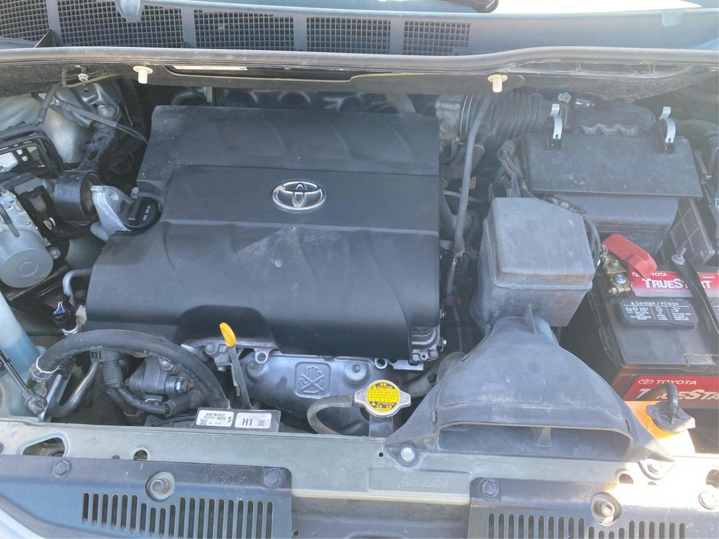 2012 GRAY TOYOTA SIENNA XLE (5TDYK3DC0CS) with an 3.5L engine, Automatic transmission, located at 908 SE 14th Street, Des Moines, IA, 50317, (515) 281-0330, 41.580303, -93.597046 - Photo#10
