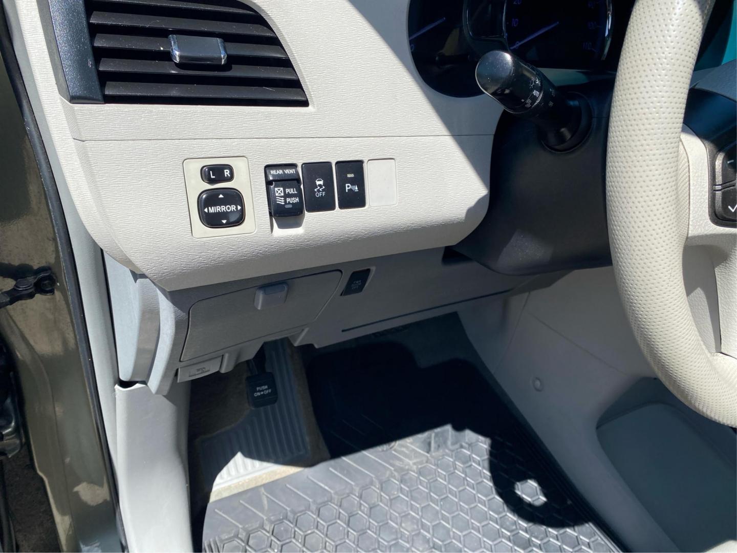 2012 GRAY TOYOTA SIENNA XLE (5TDYK3DC0CS) with an 3.5L engine, Automatic transmission, located at 908 SE 14th Street, Des Moines, IA, 50317, (515) 281-0330, 41.580303, -93.597046 - Photo#17