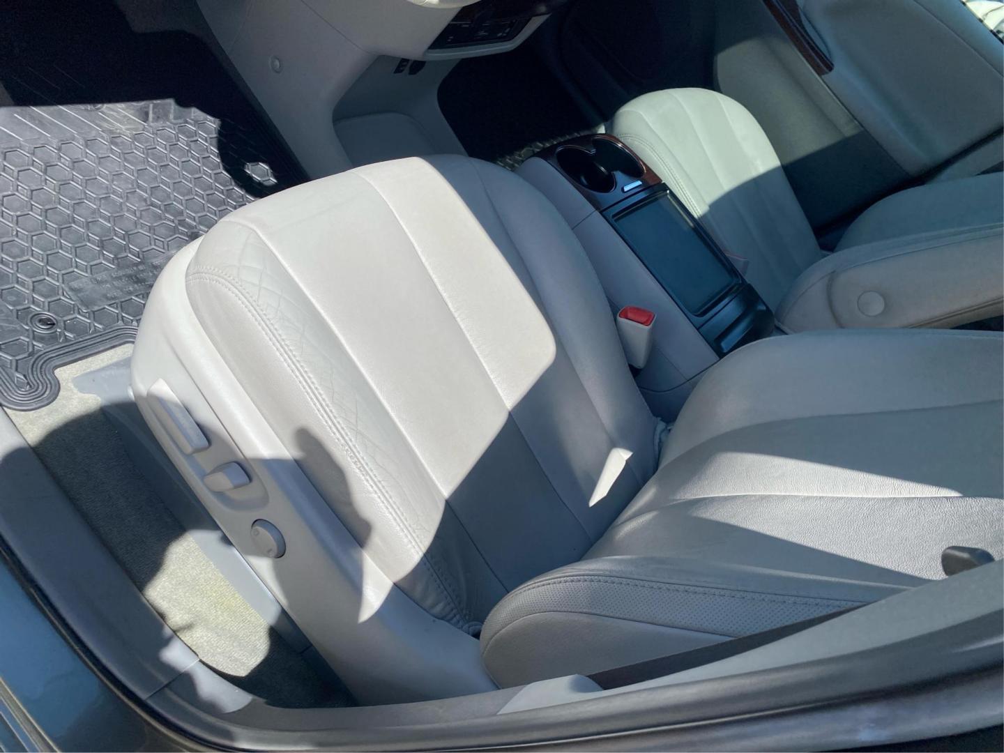 2012 GRAY TOYOTA SIENNA XLE (5TDYK3DC0CS) with an 3.5L engine, Automatic transmission, located at 908 SE 14th Street, Des Moines, IA, 50317, (515) 281-0330, 41.580303, -93.597046 - Photo#18