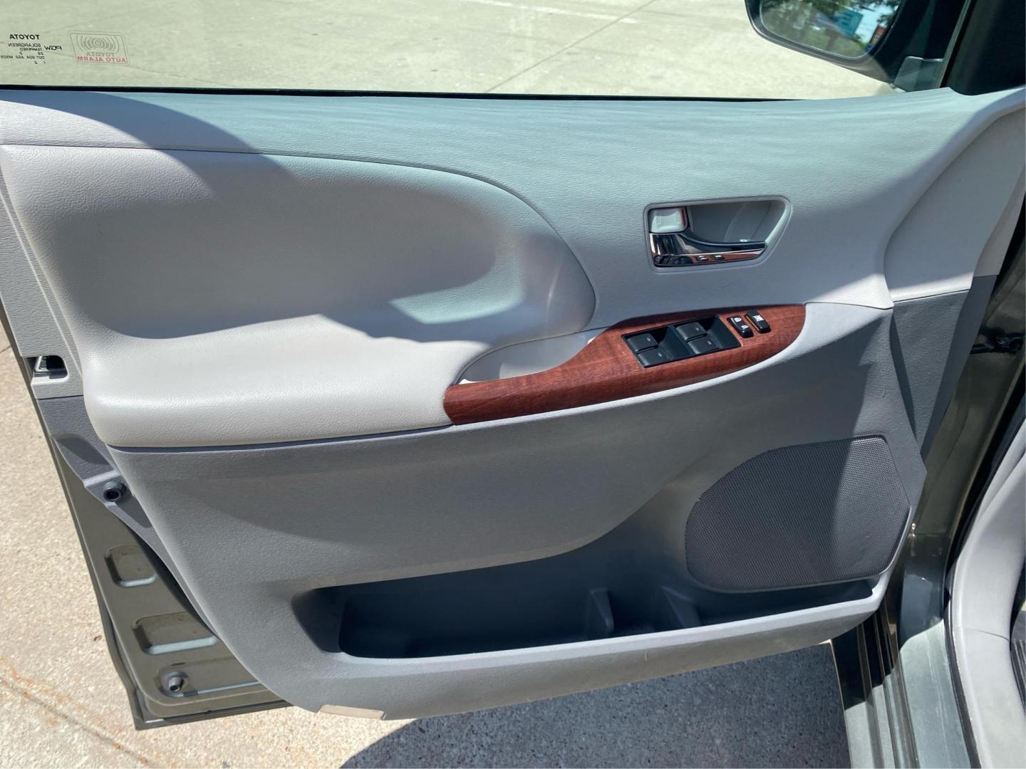 2012 GRAY TOYOTA SIENNA XLE (5TDYK3DC0CS) with an 3.5L engine, Automatic transmission, located at 908 SE 14th Street, Des Moines, IA, 50317, (515) 281-0330, 41.580303, -93.597046 - Photo#19