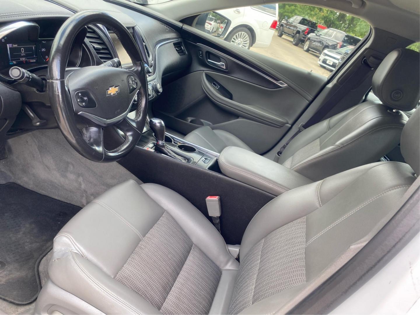 2016 WHITE CHEVROLET IMPALA LT (2G1115S3XG9) with an 3.6L engine, Automatic transmission, located at 908 SE 14th Street, Des Moines, IA, 50317, (515) 281-0330, 41.580303, -93.597046 - Photo#8