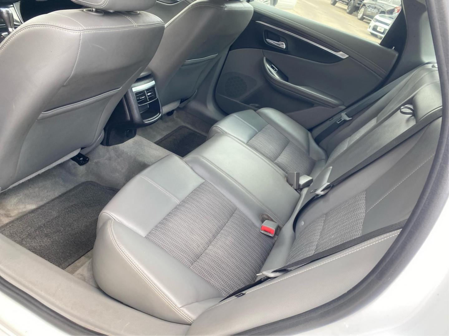 2016 WHITE CHEVROLET IMPALA LT (2G1115S3XG9) with an 3.6L engine, Automatic transmission, located at 908 SE 14th Street, Des Moines, IA, 50317, (515) 281-0330, 41.580303, -93.597046 - Photo#9
