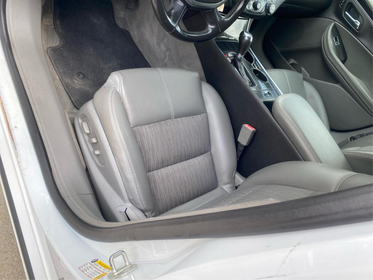 2016 WHITE CHEVROLET IMPALA LT (2G1115S3XG9) with an 3.6L engine, Automatic transmission, located at 908 SE 14th Street, Des Moines, IA, 50317, (515) 281-0330, 41.580303, -93.597046 - Photo#18