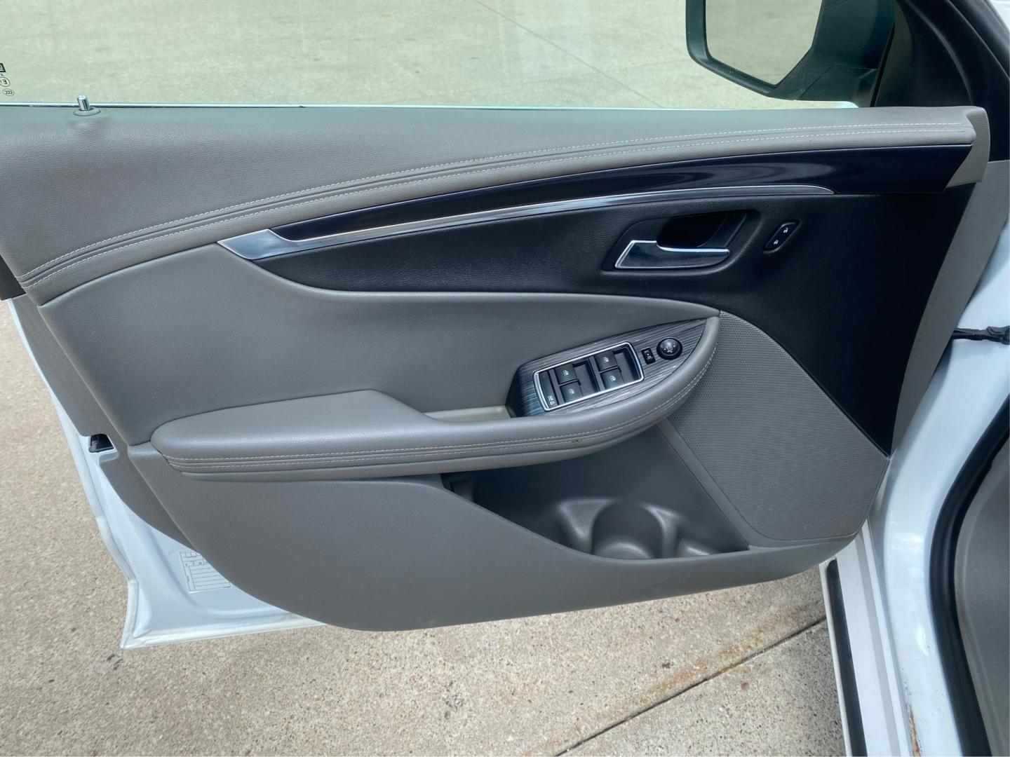 2016 WHITE CHEVROLET IMPALA LT (2G1115S3XG9) with an 3.6L engine, Automatic transmission, located at 908 SE 14th Street, Des Moines, IA, 50317, (515) 281-0330, 41.580303, -93.597046 - Photo#19