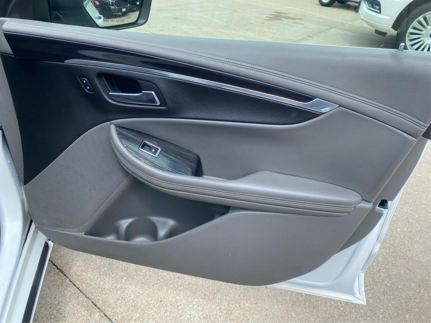 2016 WHITE CHEVROLET IMPALA LT (2G1115S3XG9) with an 3.6L engine, Automatic transmission, located at 908 SE 14th Street, Des Moines, IA, 50317, (515) 281-0330, 41.580303, -93.597046 - Photo#20