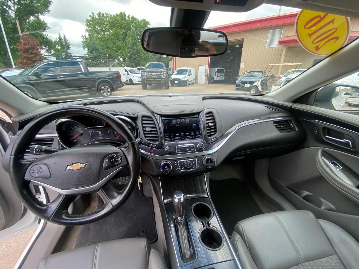 2016 WHITE CHEVROLET IMPALA LT (2G1115S3XG9) with an 3.6L engine, Automatic transmission, located at 908 SE 14th Street, Des Moines, IA, 50317, (515) 281-0330, 41.580303, -93.597046 - Photo#21
