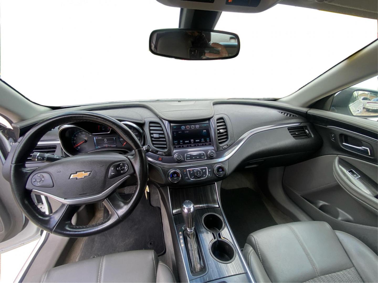 2016 WHITE CHEVROLET IMPALA LT (2G1115S3XG9) with an 3.6L engine, Automatic transmission, located at 908 SE 14th Street, Des Moines, IA, 50317, (515) 281-0330, 41.580303, -93.597046 - Photo#22