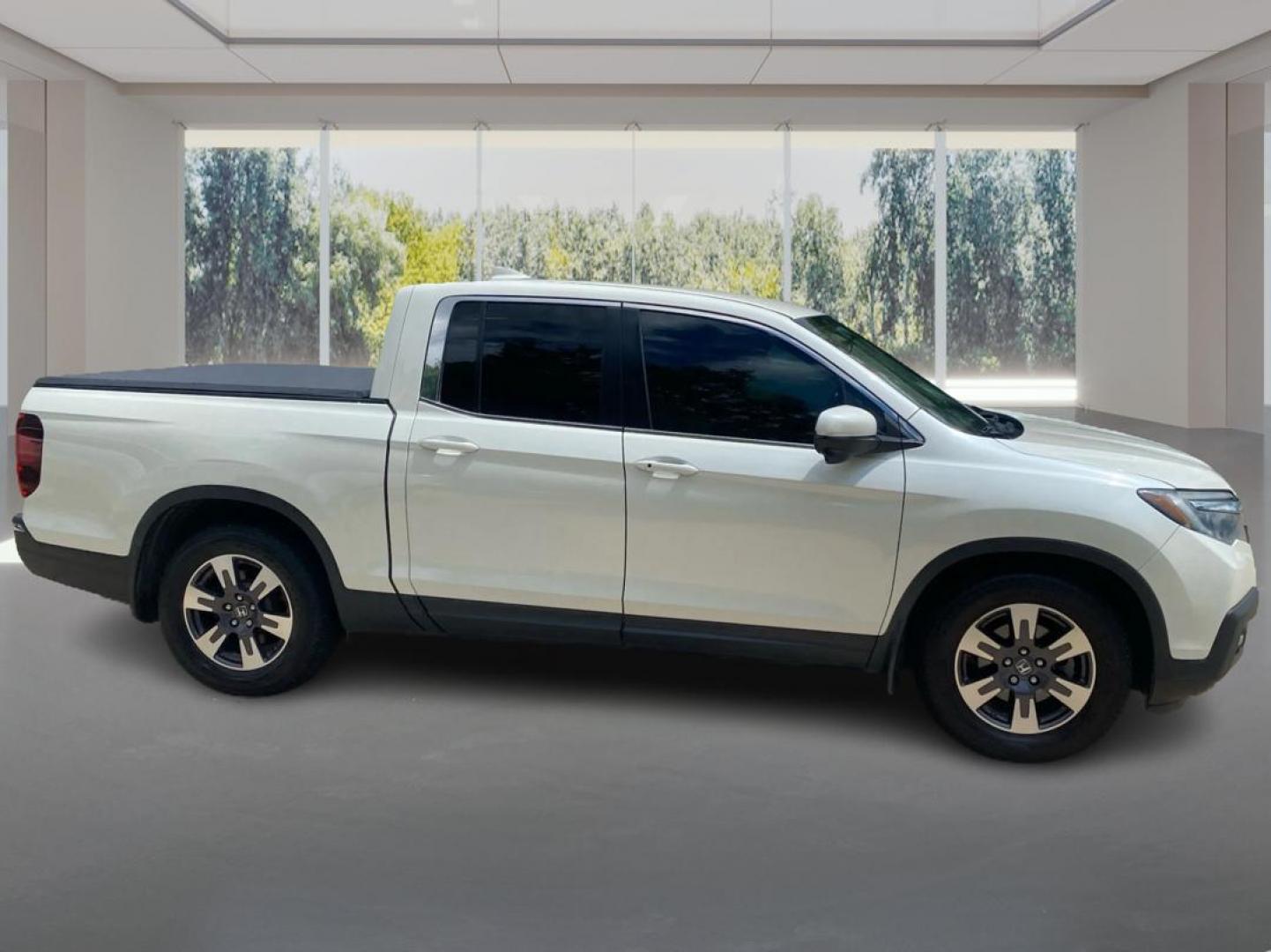 2018 WHITE HONDA RIDGELINE RTL (5FPYK2F65JB) with an 3.5L engine, Automatic transmission, located at 908 SE 14th Street, Des Moines, IA, 50317, (515) 281-0330, 41.580303, -93.597046 - Photo#1