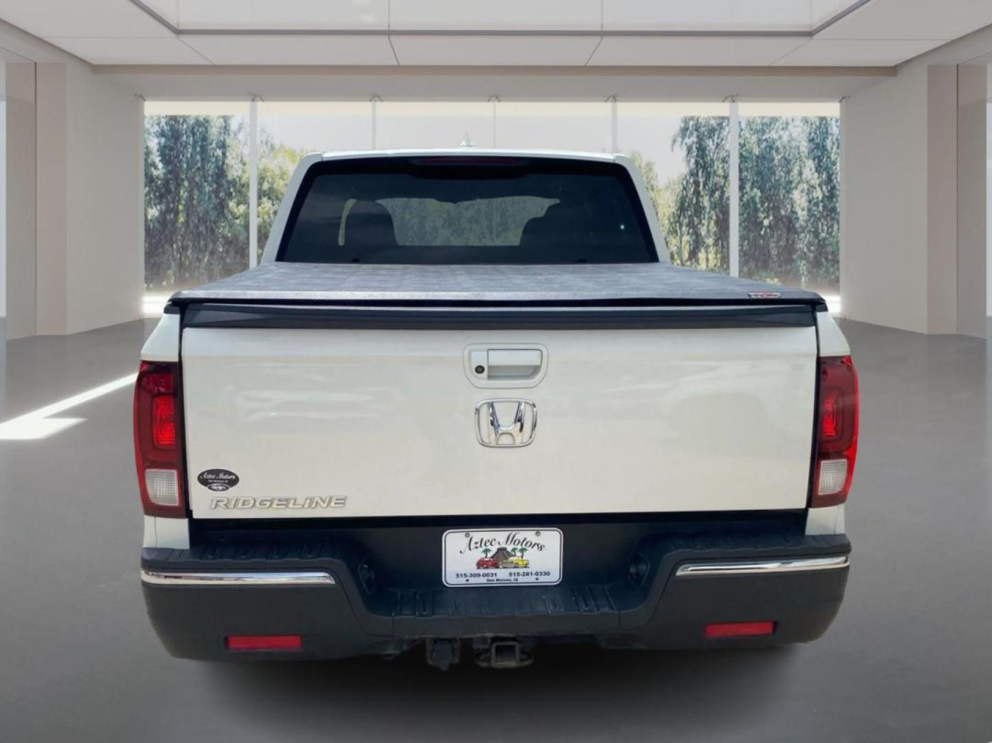2018 WHITE HONDA RIDGELINE RTL (5FPYK2F65JB) with an 3.5L engine, Automatic transmission, located at 908 SE 14th Street, Des Moines, IA, 50317, (515) 281-0330, 41.580303, -93.597046 - Photo#3