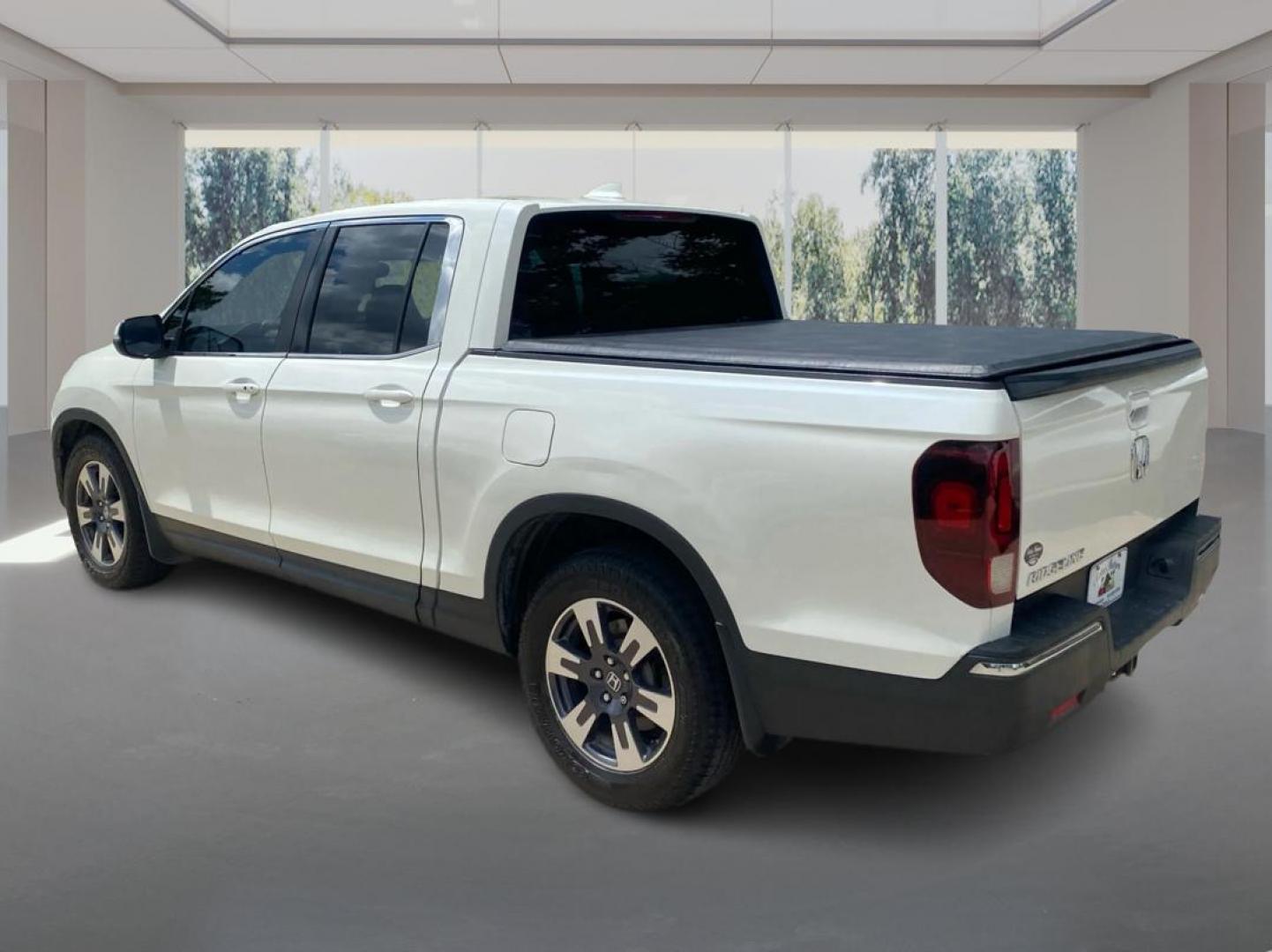2018 WHITE HONDA RIDGELINE RTL (5FPYK2F65JB) with an 3.5L engine, Automatic transmission, located at 908 SE 14th Street, Des Moines, IA, 50317, (515) 281-0330, 41.580303, -93.597046 - Photo#4