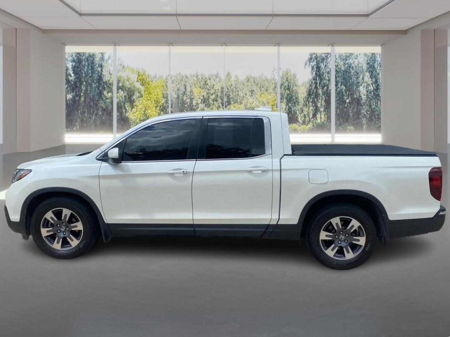 2018 WHITE HONDA RIDGELINE RTL (5FPYK2F65JB) with an 3.5L engine, Automatic transmission, located at 908 SE 14th Street, Des Moines, IA, 50317, (515) 281-0330, 41.580303, -93.597046 - Photo#5