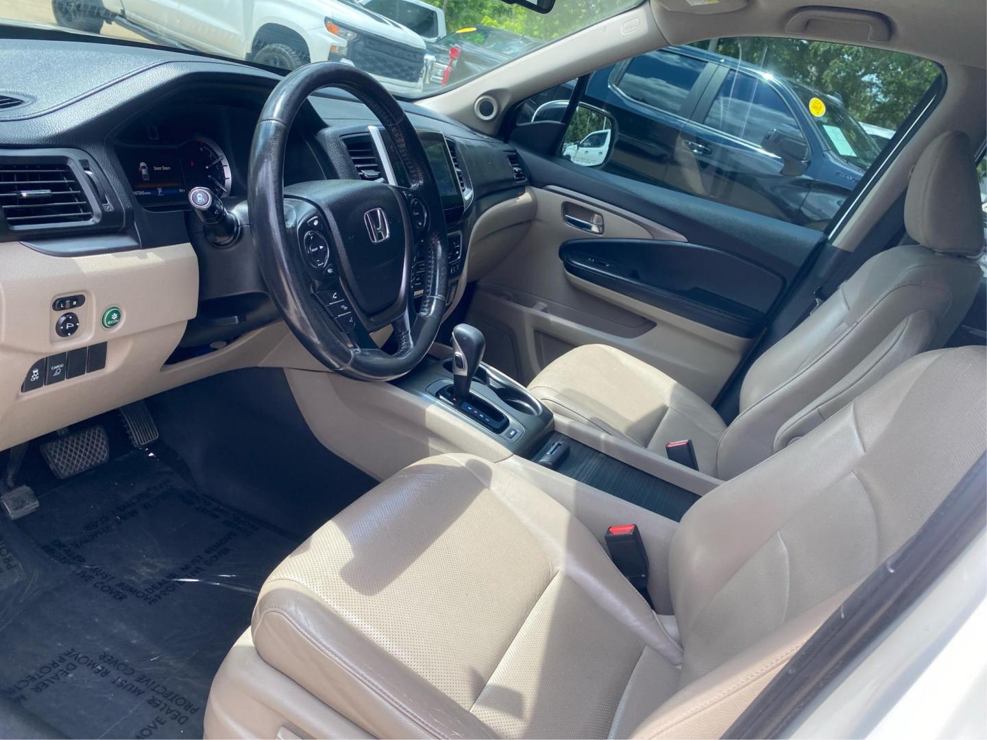 2018 WHITE HONDA RIDGELINE RTL (5FPYK2F65JB) with an 3.5L engine, Automatic transmission, located at 908 SE 14th Street, Des Moines, IA, 50317, (515) 281-0330, 41.580303, -93.597046 - Photo#8