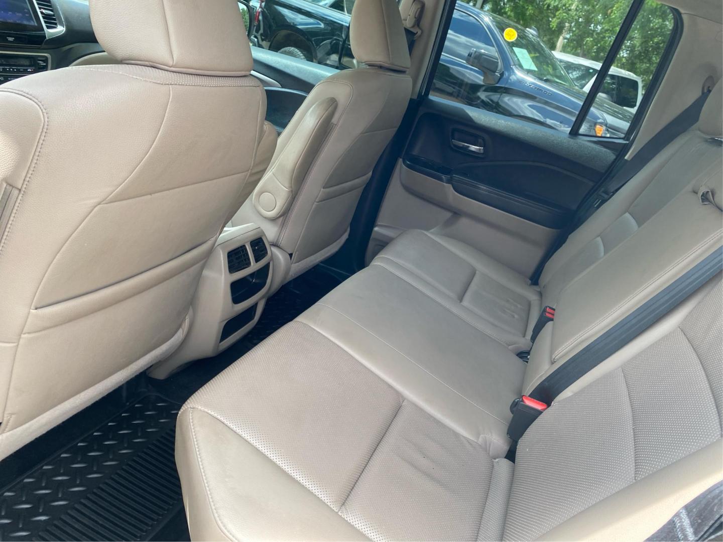 2018 WHITE HONDA RIDGELINE RTL (5FPYK2F65JB) with an 3.5L engine, Automatic transmission, located at 908 SE 14th Street, Des Moines, IA, 50317, (515) 281-0330, 41.580303, -93.597046 - Photo#9