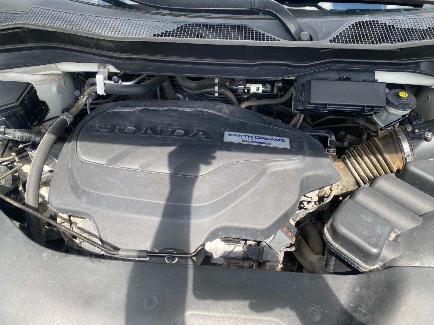 2018 WHITE HONDA RIDGELINE RTL (5FPYK2F65JB) with an 3.5L engine, Automatic transmission, located at 908 SE 14th Street, Des Moines, IA, 50317, (515) 281-0330, 41.580303, -93.597046 - Photo#10