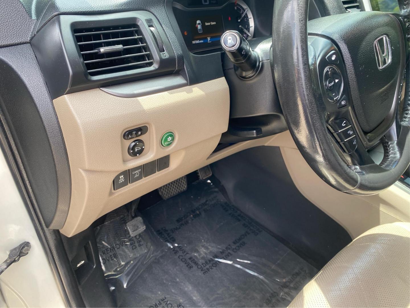 2018 WHITE HONDA RIDGELINE RTL (5FPYK2F65JB) with an 3.5L engine, Automatic transmission, located at 908 SE 14th Street, Des Moines, IA, 50317, (515) 281-0330, 41.580303, -93.597046 - Photo#16