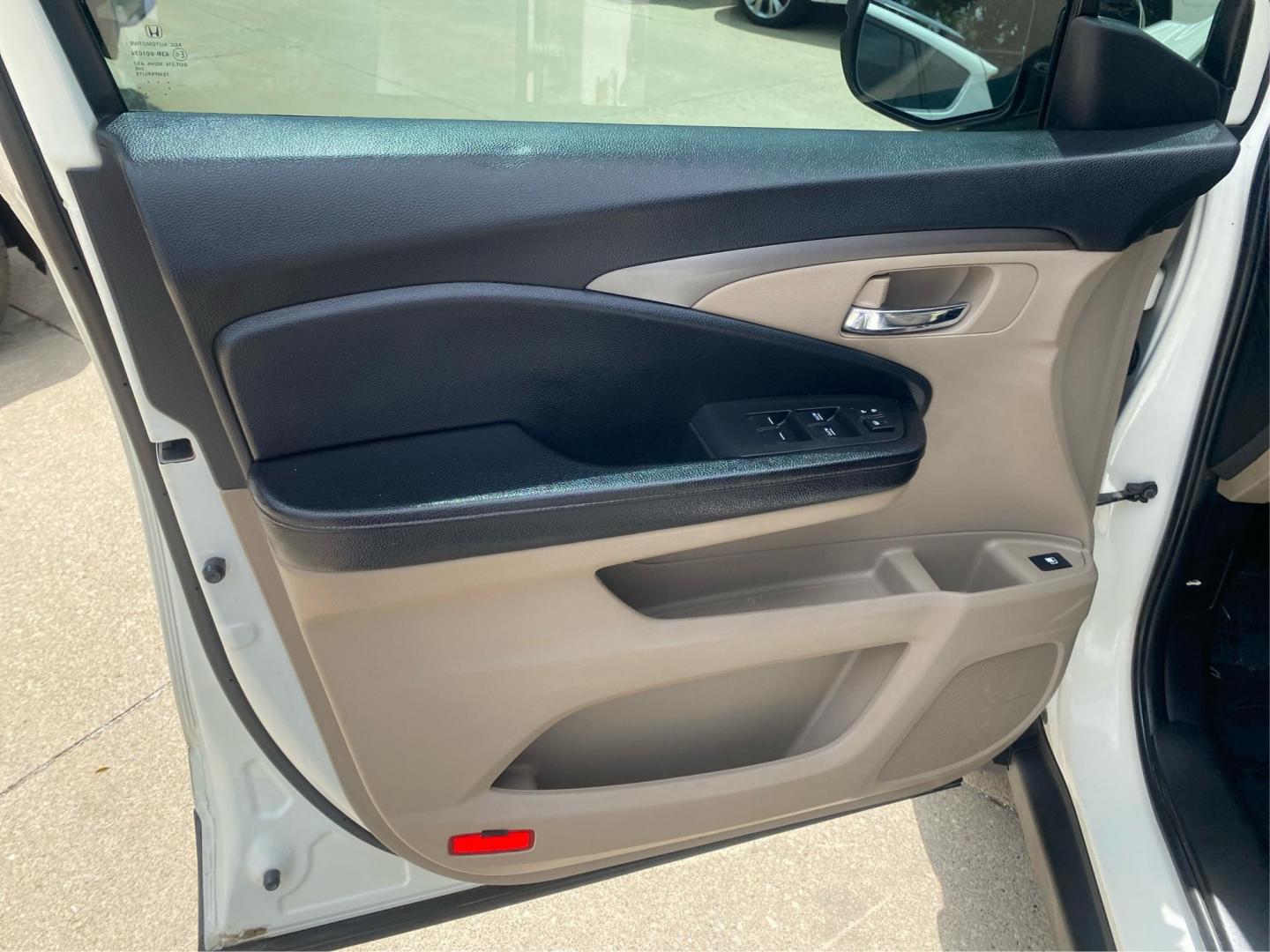 2018 WHITE HONDA RIDGELINE RTL (5FPYK2F65JB) with an 3.5L engine, Automatic transmission, located at 908 SE 14th Street, Des Moines, IA, 50317, (515) 281-0330, 41.580303, -93.597046 - Photo#18