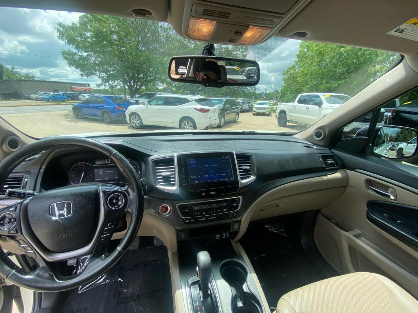 2018 WHITE HONDA RIDGELINE RTL (5FPYK2F65JB) with an 3.5L engine, Automatic transmission, located at 908 SE 14th Street, Des Moines, IA, 50317, (515) 281-0330, 41.580303, -93.597046 - Photo#20