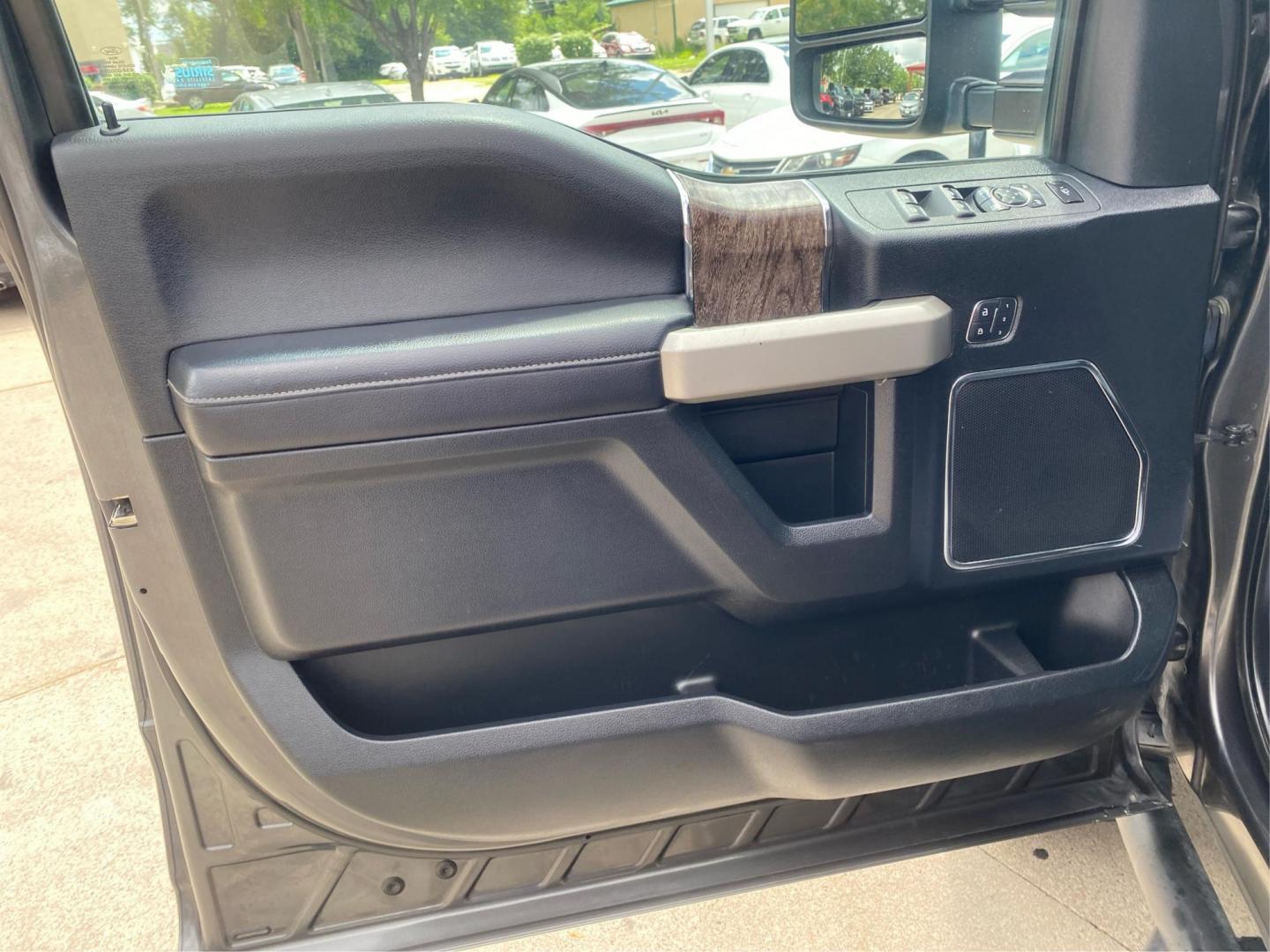 2017 GRAY FORD F250 SUPER DUTY (1FT7W2BT1HE) with an 6.7L engine, Automatic transmission, located at 908 SE 14th Street, Des Moines, IA, 50317, (515) 281-0330, 41.580303, -93.597046 - Photo#18