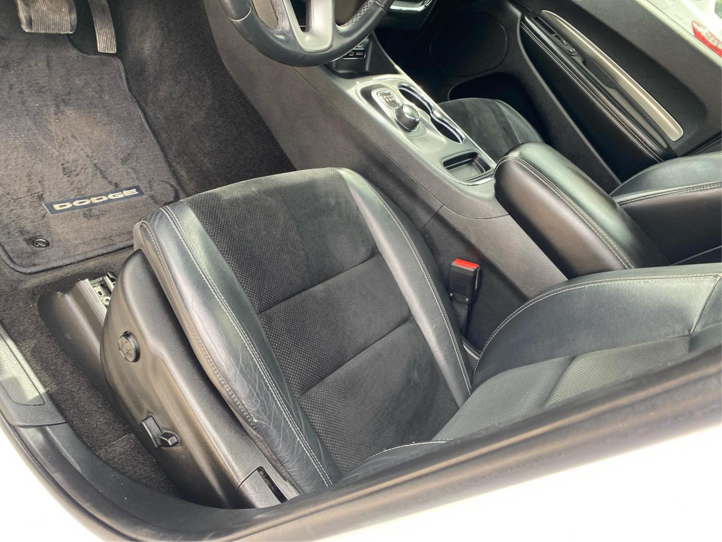 2015 WHITE DODGE DURANGO SXT (1C4RDJAG3FC) with an 3.6L engine, Automatic transmission, located at 908 SE 14th Street, Des Moines, IA, 50317, (515) 281-0330, 41.580303, -93.597046- Photo#18