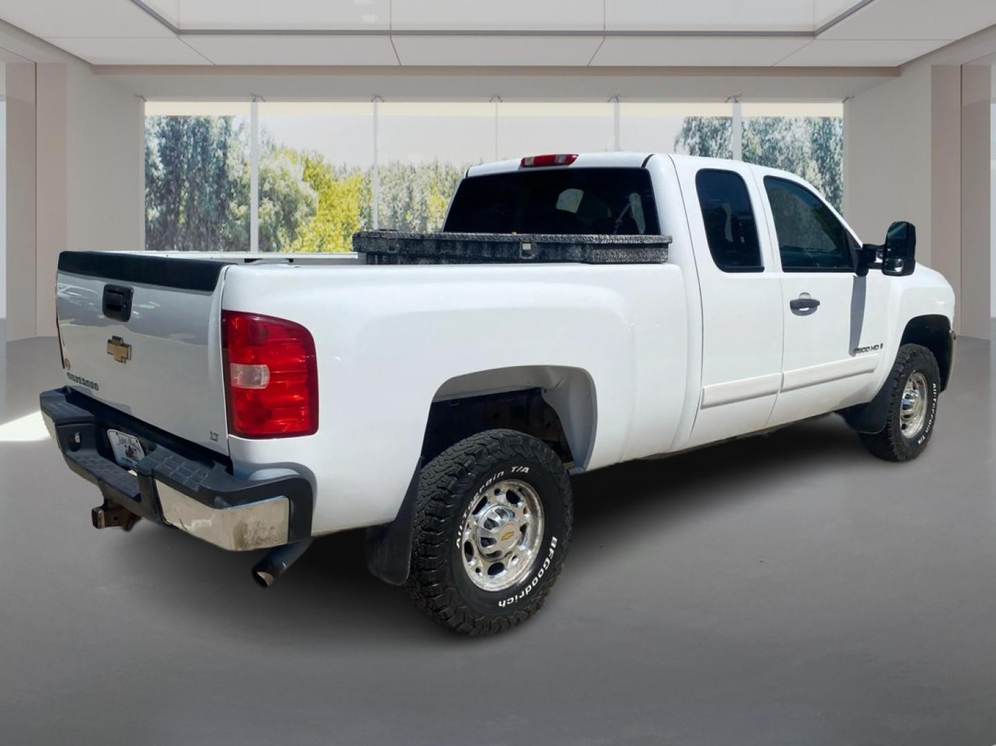 2008 WHITE CHEVROLET SILVERADO 2500 HEAVY DUTY (1GCHK29K18E) with an 6.0L engine, Automatic transmission, located at 908 SE 14th Street, Des Moines, IA, 50317, (515) 281-0330, 41.580303, -93.597046- Photo#2