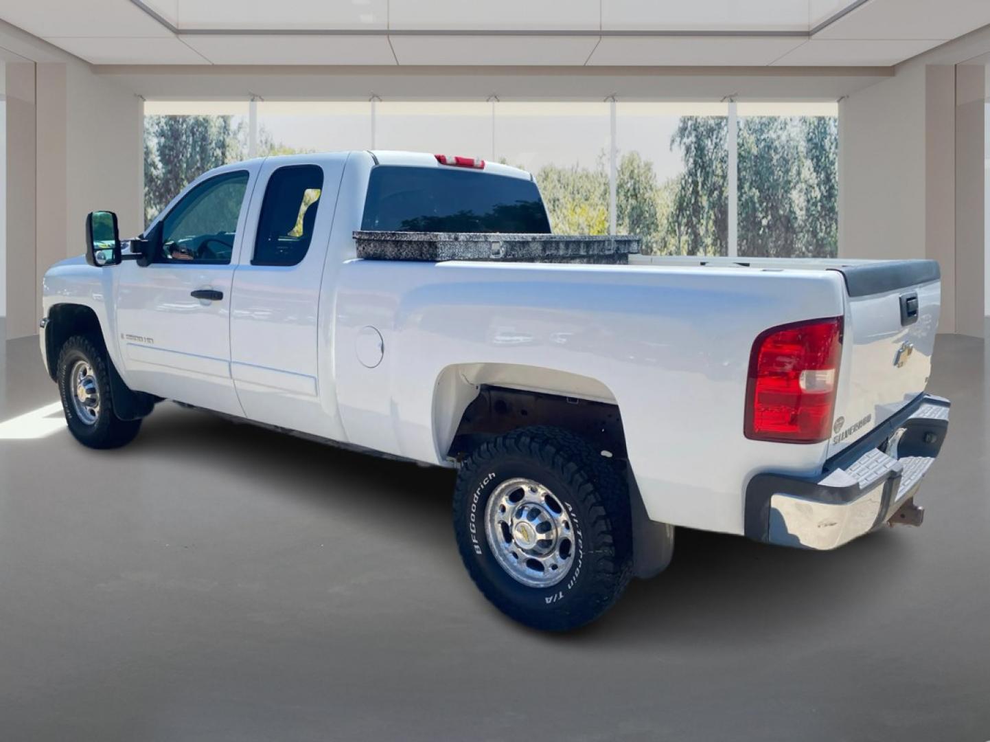 2008 WHITE CHEVROLET SILVERADO 2500 HEAVY DUTY (1GCHK29K18E) with an 6.0L engine, Automatic transmission, located at 908 SE 14th Street, Des Moines, IA, 50317, (515) 281-0330, 41.580303, -93.597046- Photo#4