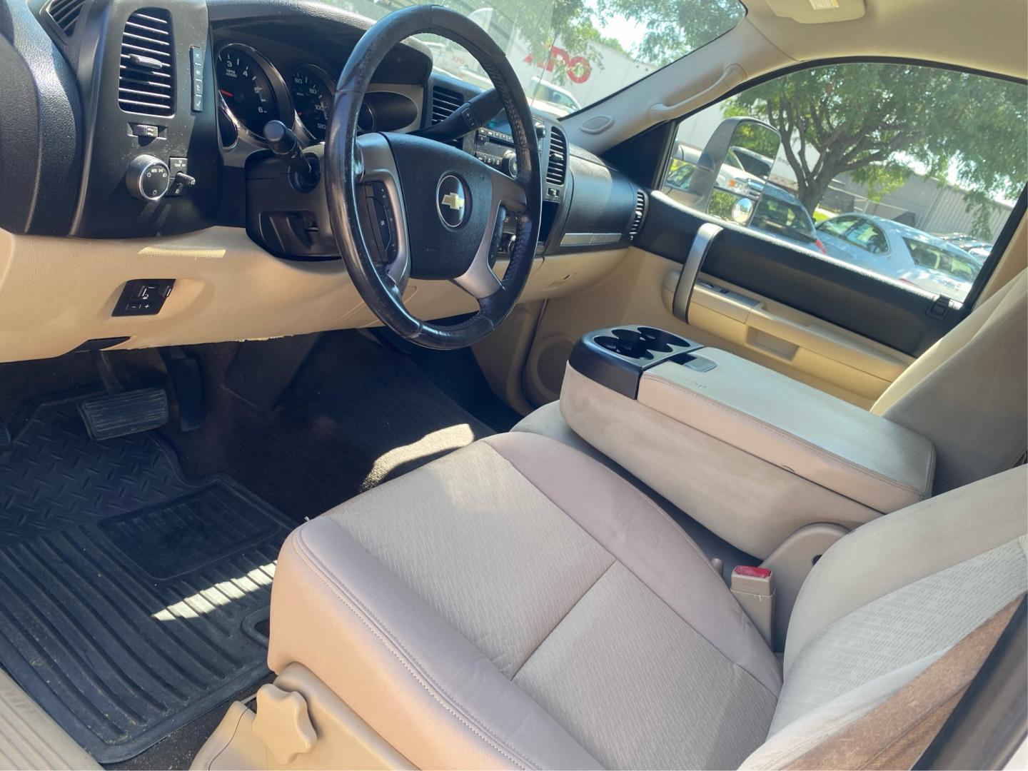 2008 WHITE CHEVROLET SILVERADO 2500 HEAVY DUTY (1GCHK29K18E) with an 6.0L engine, Automatic transmission, located at 908 SE 14th Street, Des Moines, IA, 50317, (515) 281-0330, 41.580303, -93.597046- Photo#8