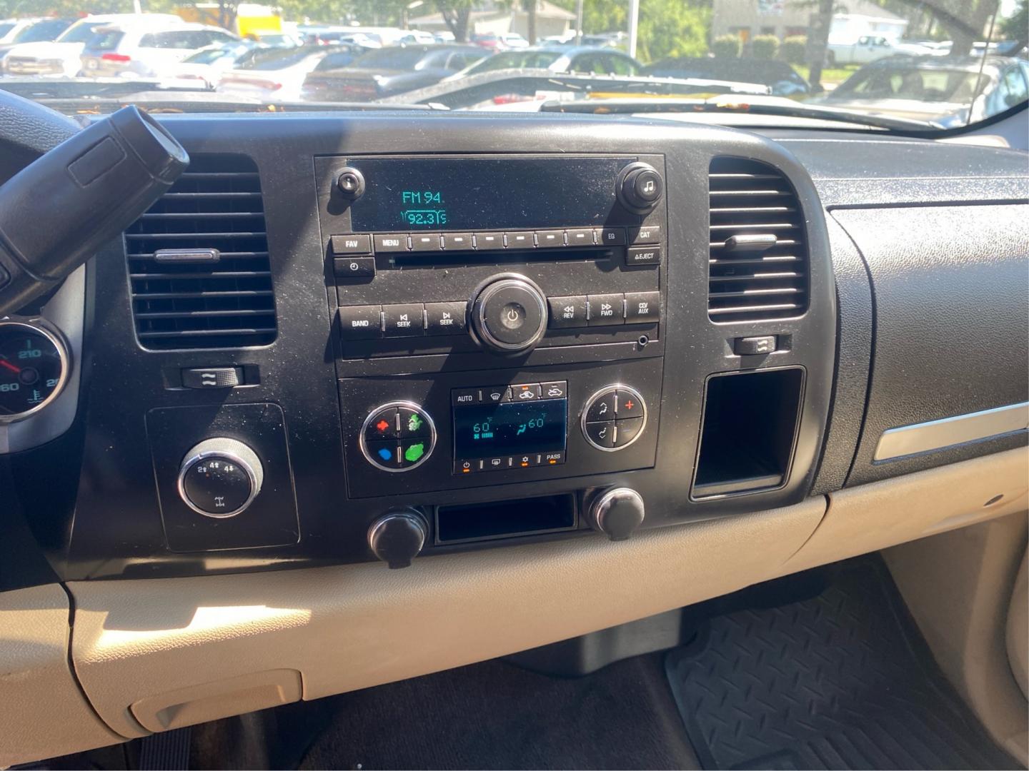 2008 WHITE CHEVROLET SILVERADO 2500 HEAVY DUTY (1GCHK29K18E) with an 6.0L engine, Automatic transmission, located at 908 SE 14th Street, Des Moines, IA, 50317, (515) 281-0330, 41.580303, -93.597046- Photo#12