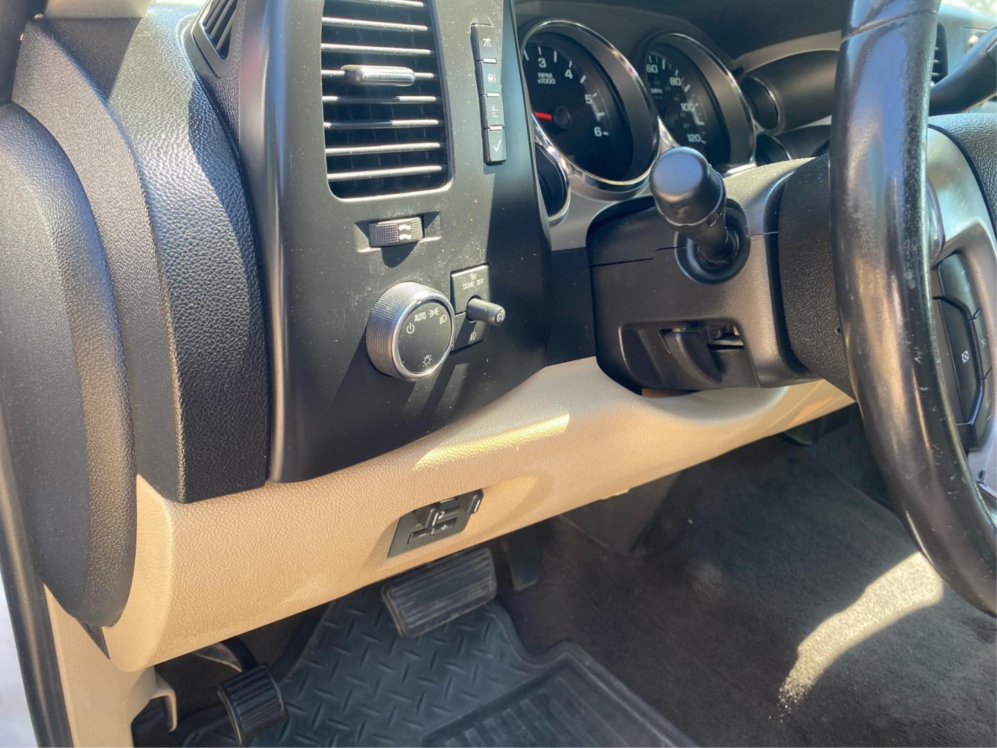 2008 WHITE CHEVROLET SILVERADO 2500 HEAVY DUTY (1GCHK29K18E) with an 6.0L engine, Automatic transmission, located at 908 SE 14th Street, Des Moines, IA, 50317, (515) 281-0330, 41.580303, -93.597046- Photo#16