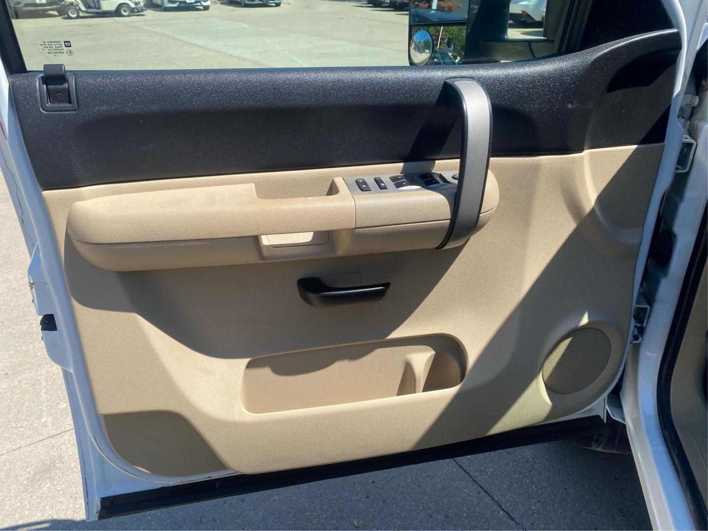 2008 WHITE CHEVROLET SILVERADO 2500 HEAVY DUTY (1GCHK29K18E) with an 6.0L engine, Automatic transmission, located at 908 SE 14th Street, Des Moines, IA, 50317, (515) 281-0330, 41.580303, -93.597046- Photo#18
