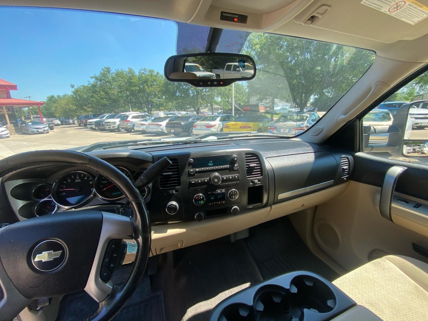 2008 WHITE CHEVROLET SILVERADO 2500 HEAVY DUTY (1GCHK29K18E) with an 6.0L engine, Automatic transmission, located at 908 SE 14th Street, Des Moines, IA, 50317, (515) 281-0330, 41.580303, -93.597046- Photo#20