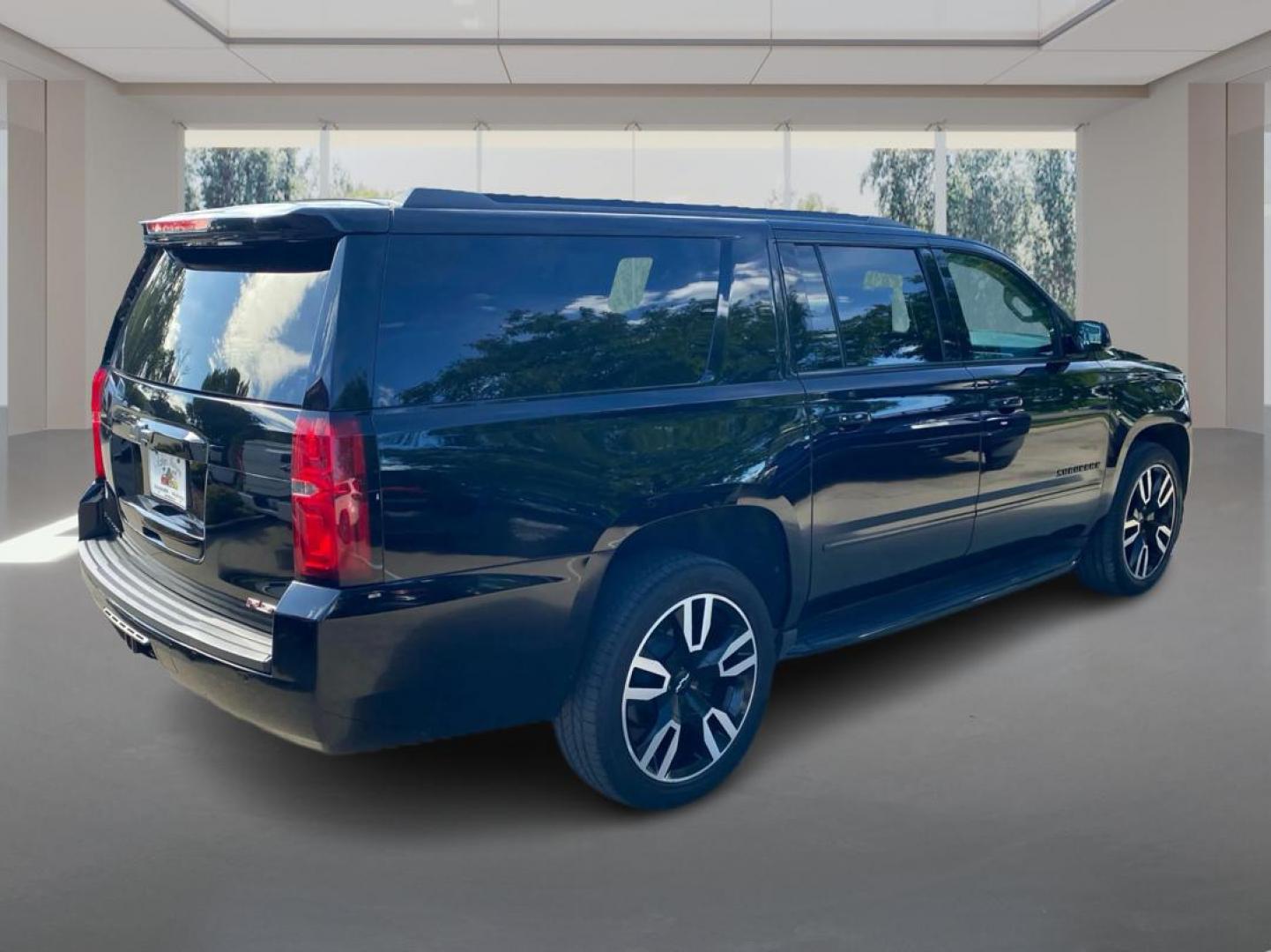 2020 BLACK CHEVROLET SUBURBAN 1500 PREMIER (1GNSKJKC6LR) with an 5.3L engine, Automatic transmission, located at 908 SE 14th Street, Des Moines, IA, 50317, (515) 281-0330, 41.580303, -93.597046- Photo#2
