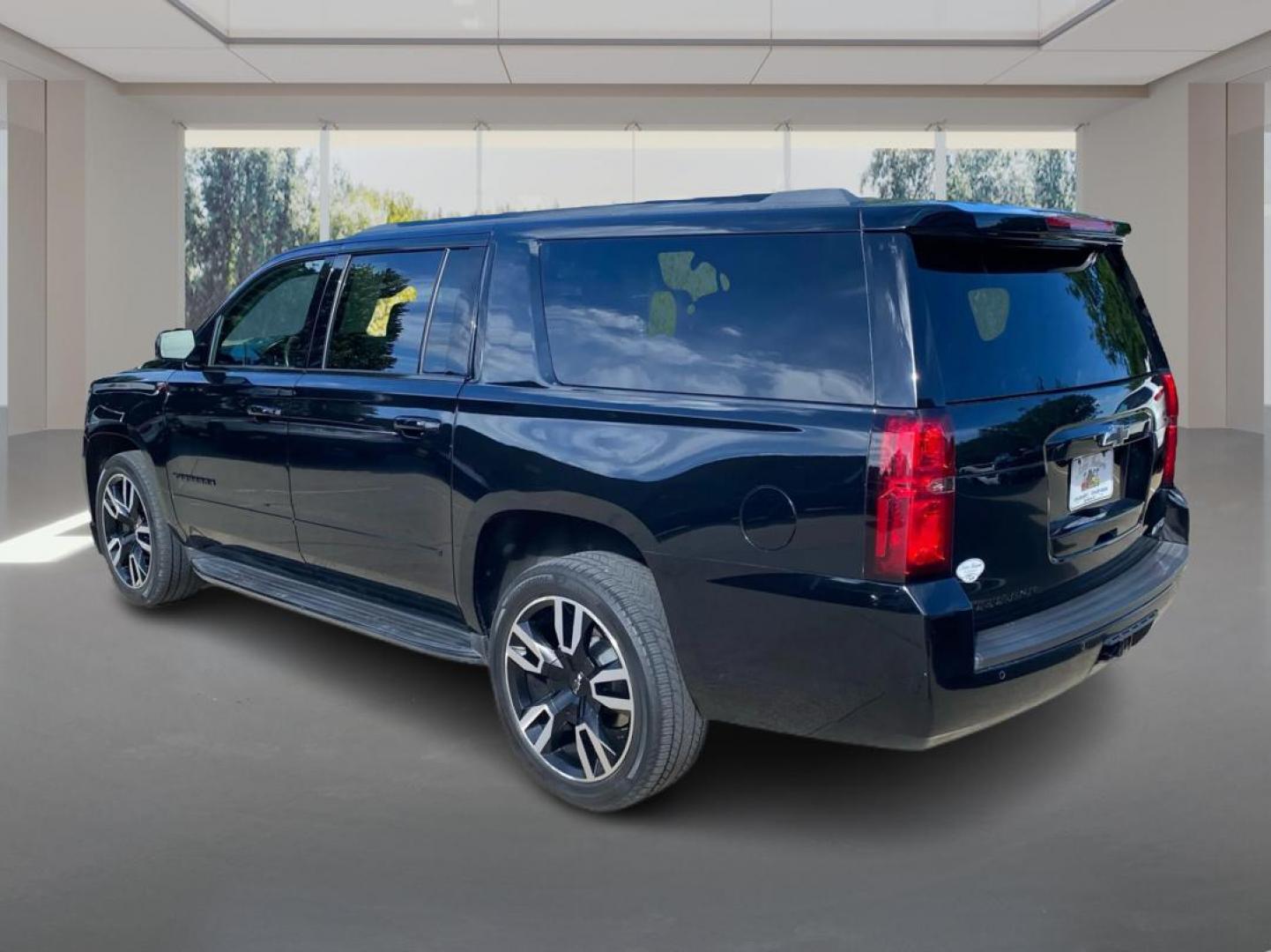 2020 BLACK CHEVROLET SUBURBAN 1500 PREMIER (1GNSKJKC6LR) with an 5.3L engine, Automatic transmission, located at 908 SE 14th Street, Des Moines, IA, 50317, (515) 281-0330, 41.580303, -93.597046- Photo#4