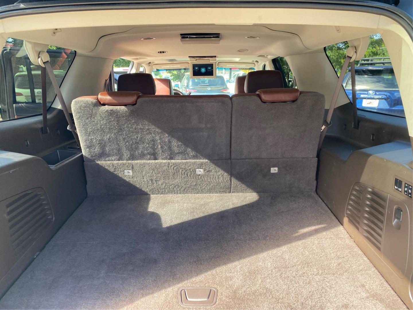 2020 BLACK CHEVROLET SUBURBAN 1500 PREMIER (1GNSKJKC6LR) with an 5.3L engine, Automatic transmission, located at 908 SE 14th Street, Des Moines, IA, 50317, (515) 281-0330, 41.580303, -93.597046- Photo#12